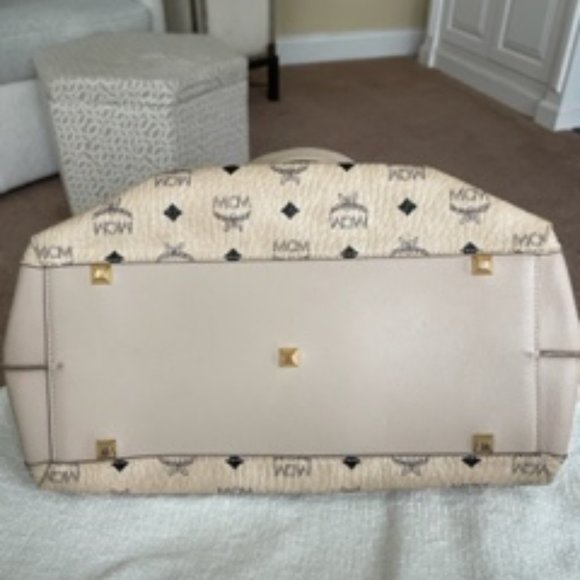 MCM Handbag and matching wallet - Picture 4 of 7